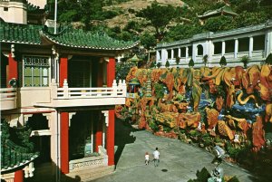 CONTINENTAL SIZE POSTCARD THE ARTIFICIAL WALL SHOWING DRAGON & PHOENIX HONG KONG