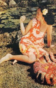 LEI STRINGER Hawaiian Woman HAWAII Kodachrome c1950s Vintage Postcard