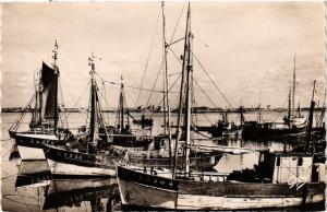 CPA PORT-LOUIS - Thoners et pinasses au Port (293792)