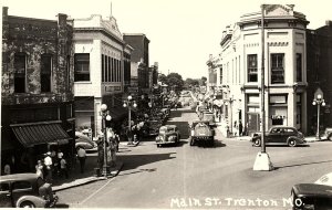 c1940 TRENTON MISSOURI MAIN STREET TOWN VIEW  DRUG COKE SIGN RPPC POSTCARD P1277