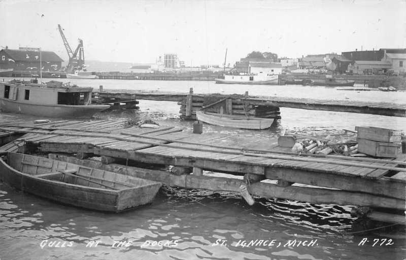 J77/ St Ignace Michigan RPPC Postcard c40-50s Gulls in the Docks Boats 222