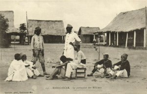 PC CPA MADAGASCAR, LE PERRUQUIER DES MILICIENS, Vintage Postcard (b14045)