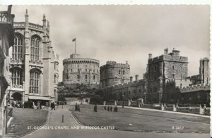 Berkshire Postcard - St. George´s Chapel and Windsor Castle - RP - Ref TZ5824