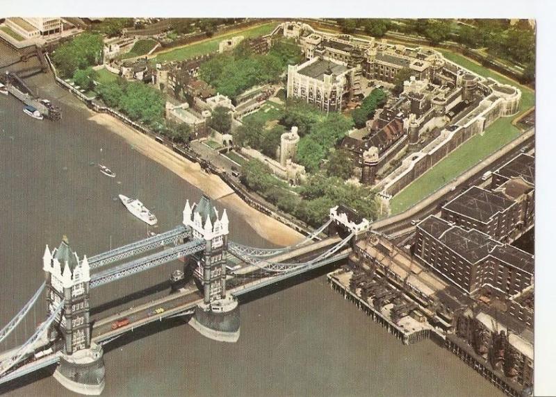 Postal 041682 : Tower of London. Air view