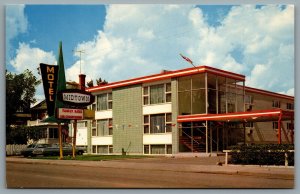 Postcard Moose Jaw Saskatchewan c1960s Midtown Motel Hotel Old Cars