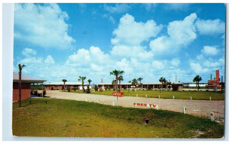 c1950's De Luxe Motel & Restaurant Building Trees View Perry Florida FL Postcard