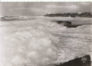 France Postcard  - Biarritz - Grosses Vagues Sur Les Rochers -  Ref 13884A