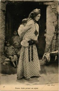 CPA AK ND 93 Femme arabe portant son enfants TUNISIE (798424)