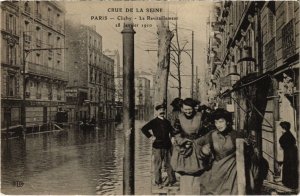 CPA CLICHY PARIS - Crue de la Seine - Le Ravitaillement (1323010)