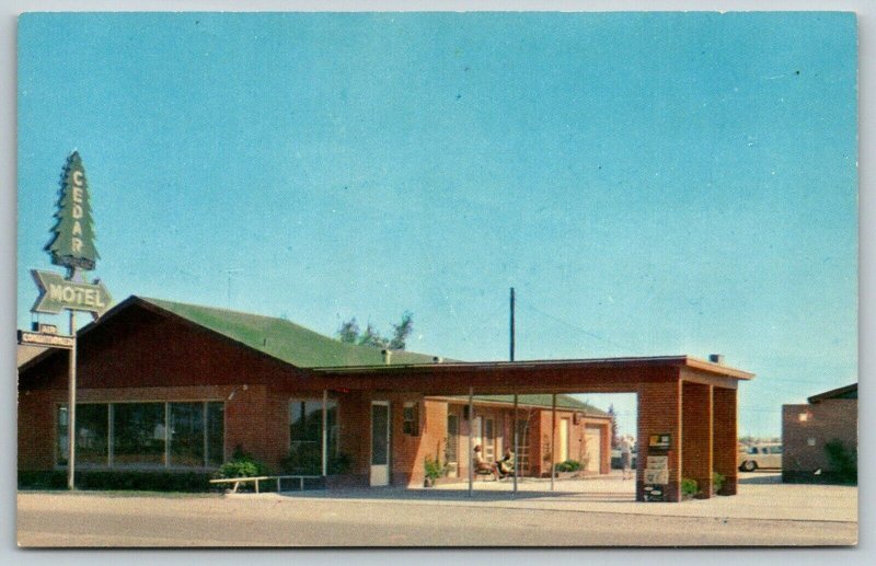 Beaumont TexasCedar MotelCollege StreetCarport1950s CarsPostcard