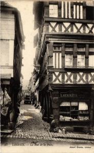 CPA LISIEUX - La Rue de la Paix (276667)