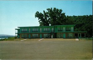 Holiday Shores Motel on Mississippi River McGregor IA Vintage Postcard H58