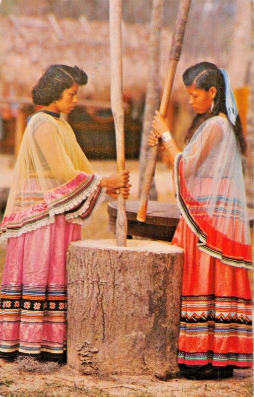SILVER SPRINGS FL-SEMINOLE INDIAN-NATIVE AMERICAN WOMEN GRINDING CORN POSTCARD