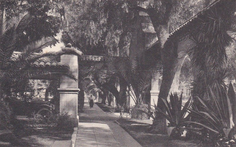 RIVERSIDE, California, 1900-1910´s; Glenwood Mission Inn, Front Sidewalk