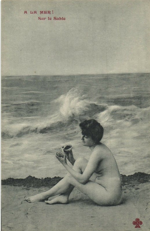 PC CPA RISQUE NUDE FEMALE LADY ON THE SEASHORE WITH A CLAM (b2621)