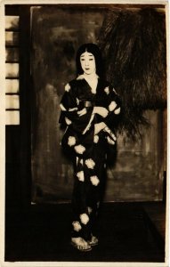 PC CPA geisha girl performing real photo postcard JAPAN (a14561)