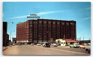 1950s WICHITA KS HOTEL BROADVIEW DERBY GAS SIGN 50s CARS & TRUCKS POSTCARD P2935