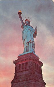 US28 postcard USA NY Liberty statue Ellis island New York harbor