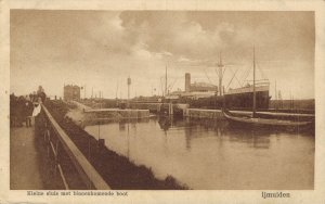 Netherlands Kleine sluis met Binnenkomende Boot IJmuiden Vintage Postcard 07.57