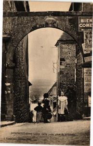CPA DOMFRONT - Une vieille porte, place de la Liberté (195468)
