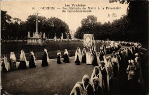 CPA LOURDES Les Enfants de Marie a la Procession du St-Sacrement (414905)