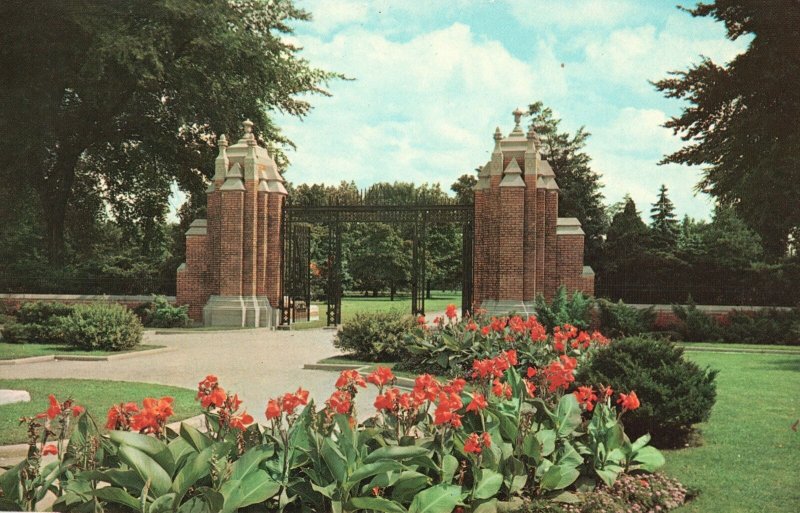 Vintage Postcard Entrance To Jackson Park Gates Sunken Garden Windsor Ontario