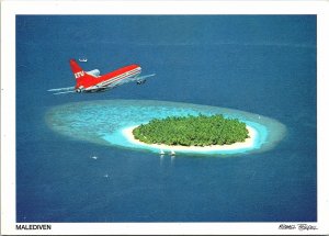 VINTAGE CONTINENTAL SIZE POSTCARD ANFLUG AIRPORT MALE MALDIVES