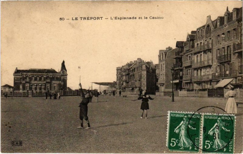 CPA Le TRÉPORT - L'Esplanade et le Casino (985261)