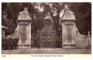 England  The Lion Gates  Hampton Court Palace