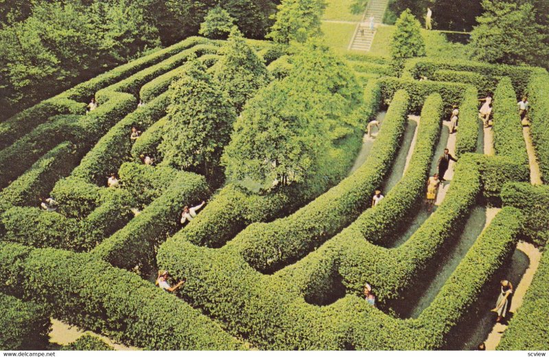 WILLIAMSBURG , Virginia , 1950-60s ; Governor's Palace Maze