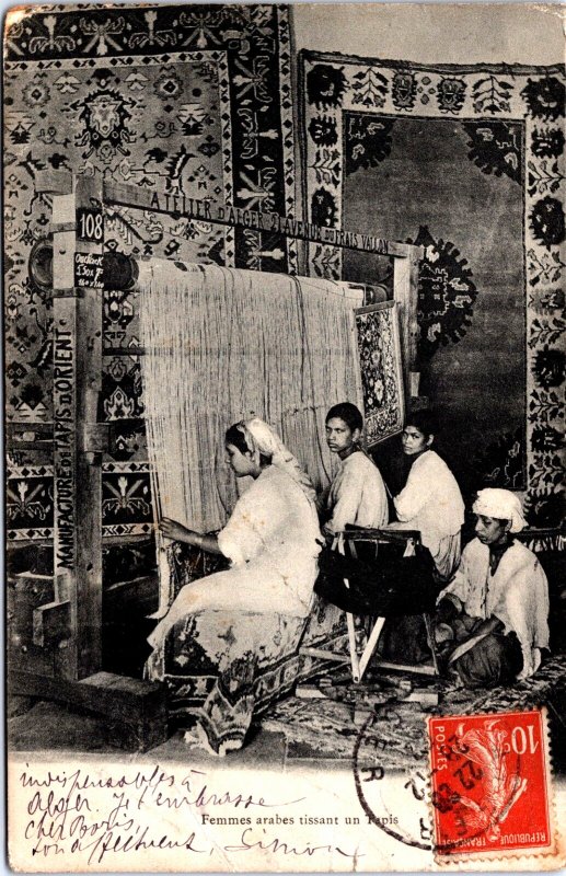 Tunisia Femmes des Arabes Tissant un Tapis Vintage Postcard C024