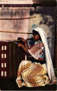 CPA AK Femme arabe fabriquant un tapis TUNISIE (822098)