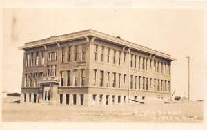 H58/ Hysham Montana RPPC Postcard c1910 Public School Building