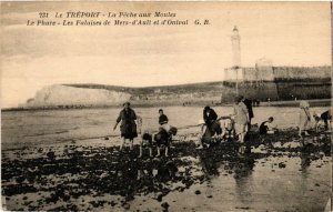 CPA Le TRÉPORT-La Peche aux Moules Le Phare. Les falaises de MERS (348233)
