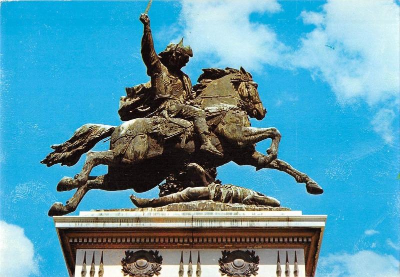 BT8605 Clermont Ferrand statue de vercingetorix sur la place de jaude     France