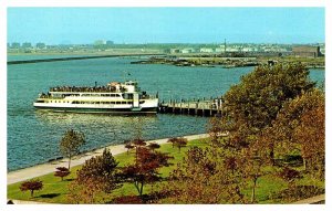 Postcard BOAT SCENE Liberty Island New York NY AT4721