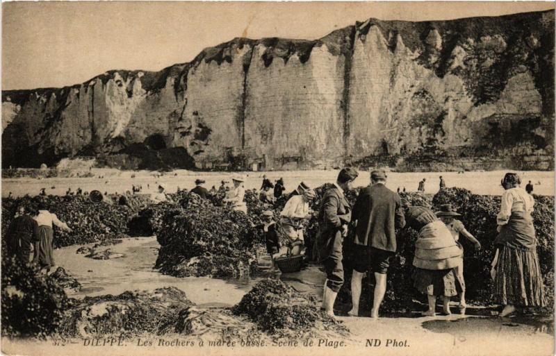 CPA DIEPPE-Les Rochers a marée basse. Scene de Plage (347282)