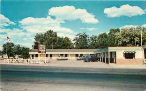 Automobiles Felton's Motor Inn Lovelock Nevada roadside Postcard 21-3784