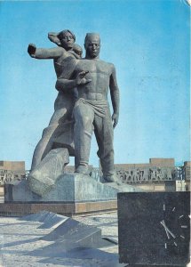 US28 postcard Uzbekistan Taskent statue 1966