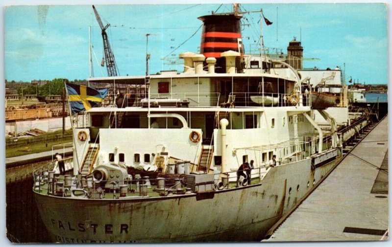 Postcard - Ocean Freighter Passing Through Mac Arthur Lock - Michigan 