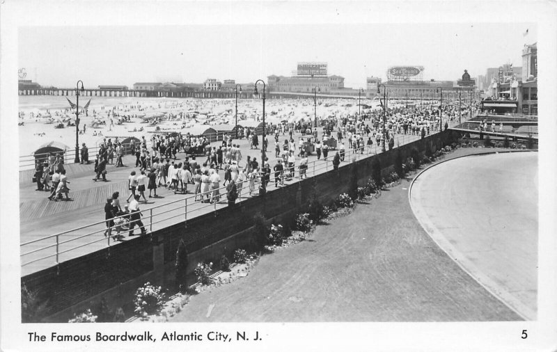 1950s New Jersey Atlantic City Famous Boardwalk Sampliner #5 Postcard 22-11306