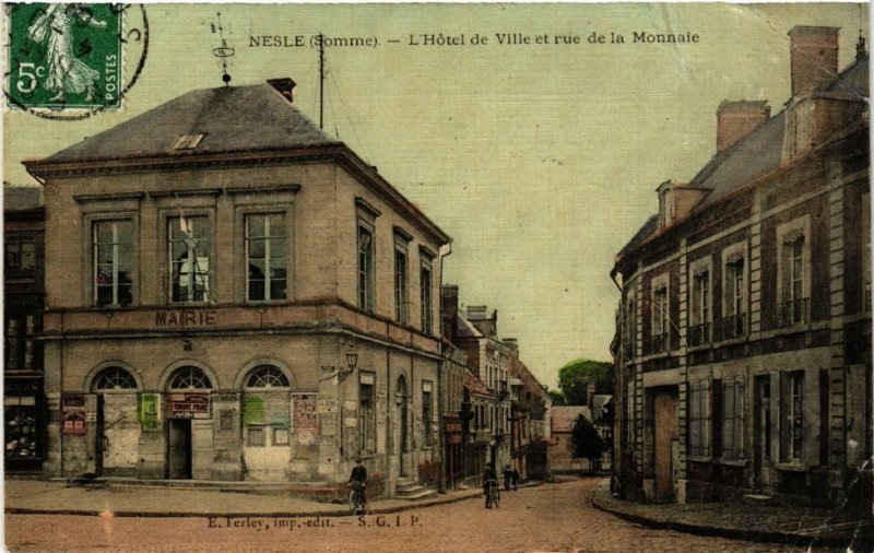 CPA NESLE - L'Hotel de Ville et rue de la Monnale (514760)