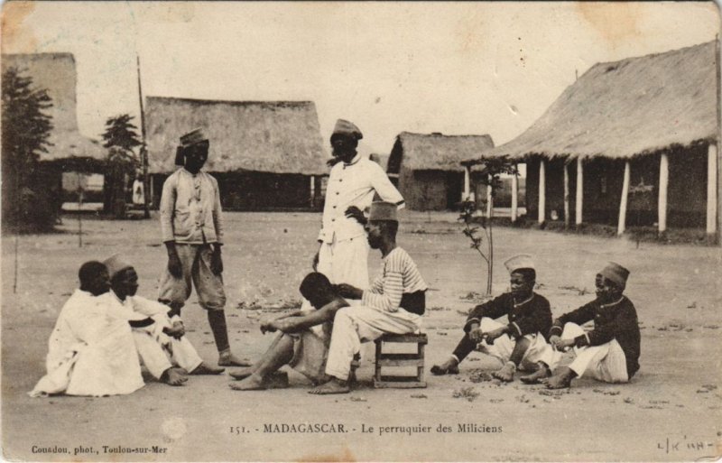 PC LE PERRUQUIER DES MILICIENS MADAGASCAR ETHNIC TYPES (a27692)