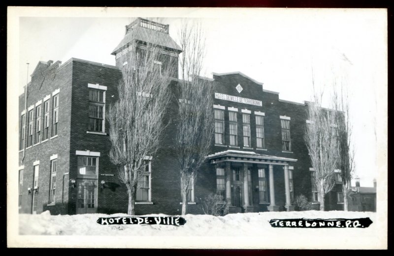 dc1286 - TERREBONE Quebec 1940s City Hall. Real Photo Postcard