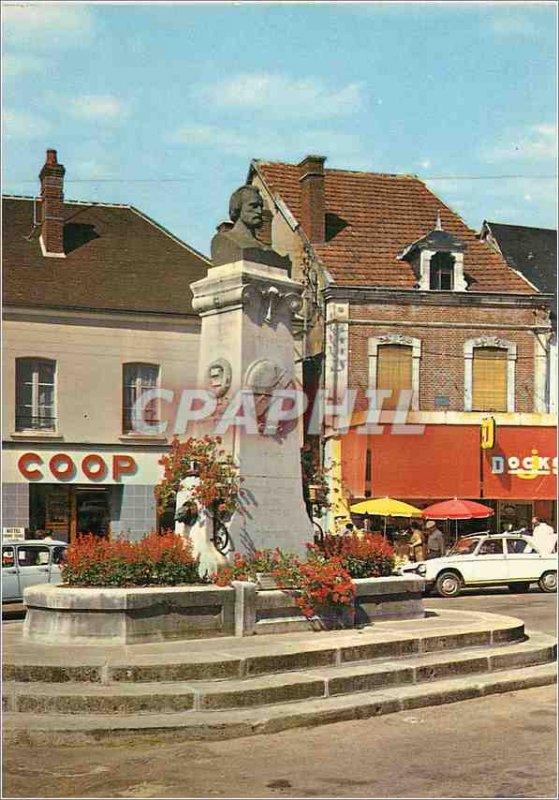 Postcard Modern Toucy Yonne Statue of Pierre Larousse Toucy lexicographer did...