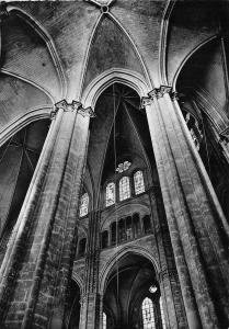 BF30316 cathedrale st etienne de bourges piliers voute france