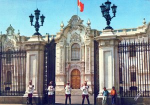 VINTAGE POSTCARD CONTINENTAL SIZE GOVERNMENT PALACE AND GUARDS LIMA PERU