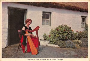 uk51789 traditional irish harpist by an irisch cottage ireland costume music