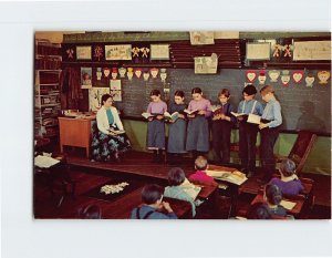 Postcard An Amish schoolroom in Pennsylvania