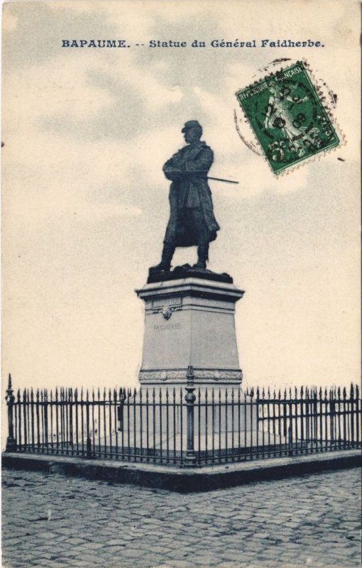 CPA BAPAUME-Statue du Général Faidherbe (45648)